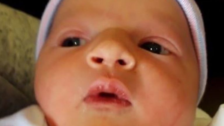 Le nourrisson de trois semaines serait en "très bonne santé". Pic: NBC News