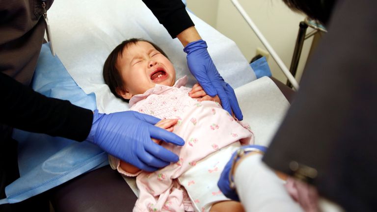 Un enfant d'un an reçoit un vaccin à Seattle, aux États-Unis.