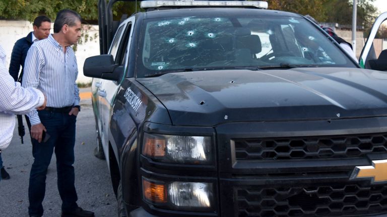 Le gouverneur de l'État de Coahuila, Miguel Riquelme Solis, regarde un véhicule de la police tué par balle au cours d'une bagarre