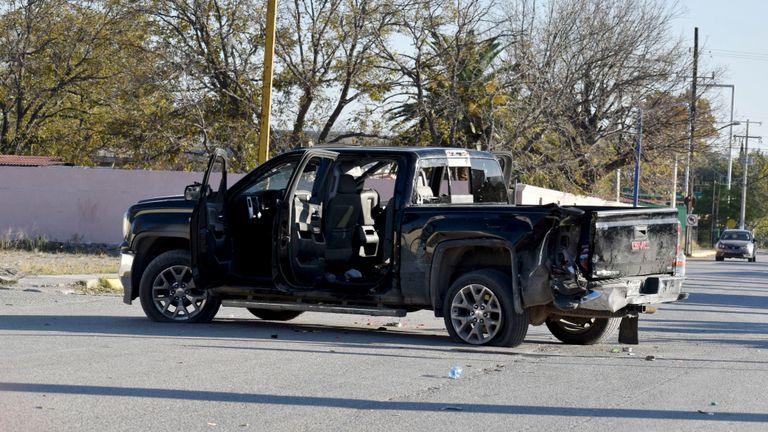 Une camionnette endommagée est dans les rues après une fusillade 