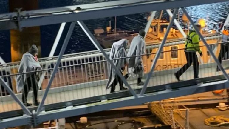 Des migrants amenés à terre à Douvres.