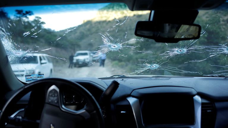 Une voiture criblée de balles après qu'une famille mormone américaine ait été prise en embuscade