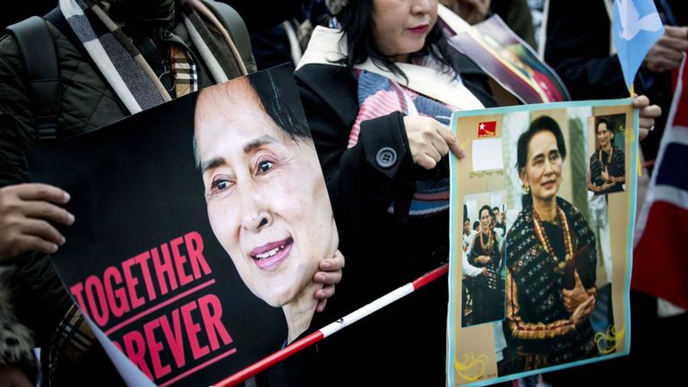 Des personnes soutiennent Aung San Suu Kyi lors de son deuxième jour d'audience sur l'affaire du génocide des Rohingyas