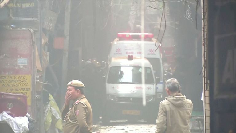 Les services d'urgence répondent à l'incendie dans le centre de New Delhi