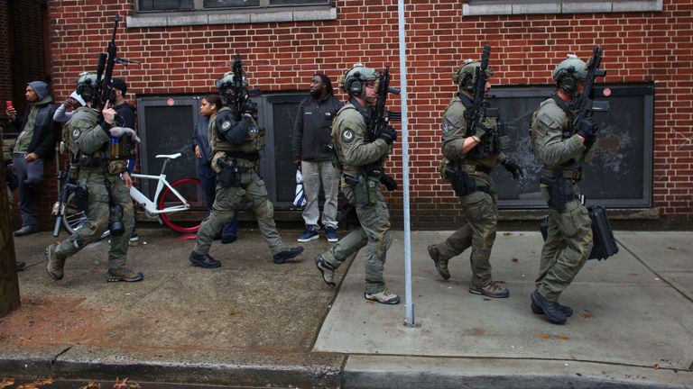 Des policiers arrivent sur les lieux de la fusillade dans le New Jersey