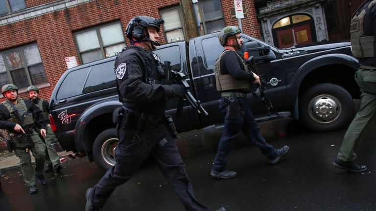 Des policiers arrivent sur les lieux