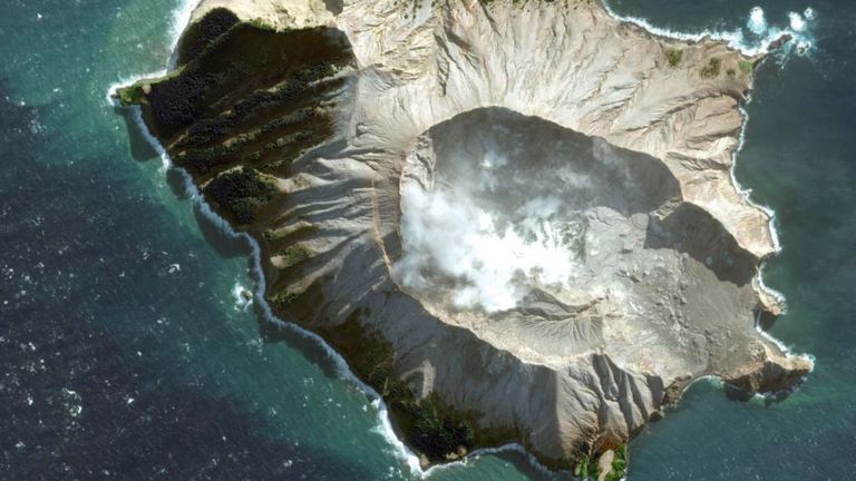 Volcan White Island dans la baie de Plenty, Nouvelle-Zélande. Photo: © DigitalGlobe / Maxar 