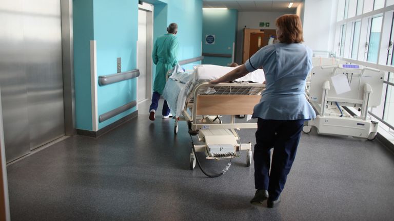 Une infirmière s'occupe d'un patient à l'hôpital Queen Elizabeth de Birmingham, récemment ouvert, le 7 février 2011 à Birmingham, en Angleterre. Le nouvel hôpital Queen Elizabeth abrite 1 213 lits et 30 blocs opératoires. Le super hôpital possède une unité de soins intensifs de 100 lits - la plus grande d'Europe - et la plus grande unité de soins intensifs à un seul étage au monde.