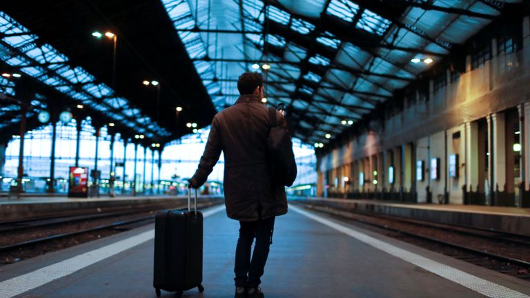 Un voyageur attend un train à la gare de Lyon à Paris 