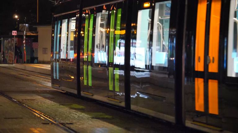 Un tramway parcourt la ville de Luxembourg