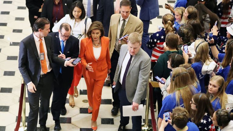 Le président de la Chambre Nancy Pelosi (D-CA) quitte la parole après la clôture du vote de la Chambre des représentants des États-Unis sur une résolution officialisant l'enquête sur la destitution centrée sur le président américain Donald Trump le 31 octobre 2019 à Washington, DC