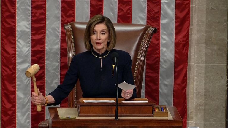 Le leader de la majorité à la Chambre, Nancy Pelosi, abat le marteau lors du premier vote pour destituer le président Trump