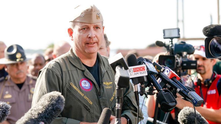 Le commandant Timothy Kinsella Jr prend la parole lors d'une conférence de presse à la suite de la fusillade sur la base aérienne navale de Pensacola 