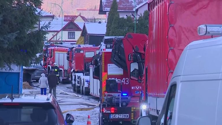 Les équipes de pompiers font partie des quelque 200 personnes participant à la recherche