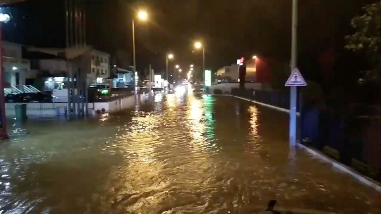Une rue inondée est représentée alors que la tempête Elsa balaie Trofa, à Porto, Portugal
