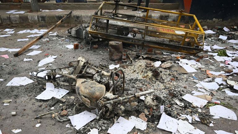 Un vélo brûlé et une barricade de police sont illustrés après les manifestations du week-end 