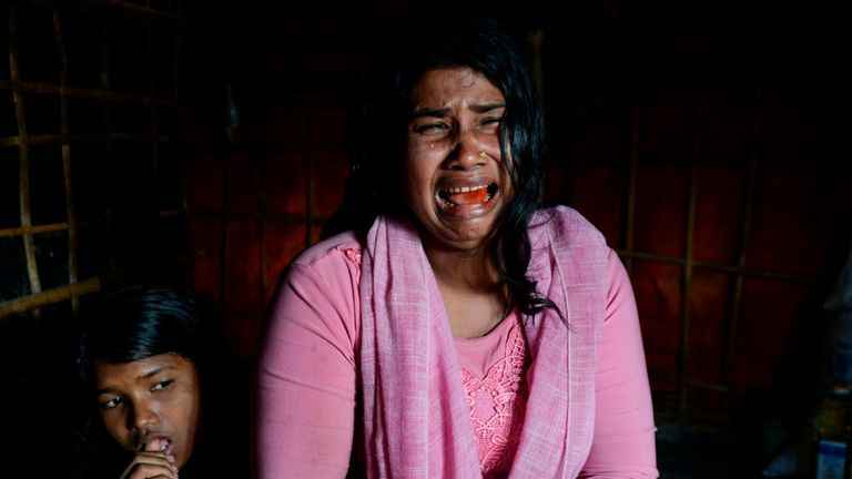 Une veuve et une mère rohingyas fondent en larmes en décrivant les meurtres dans son village
