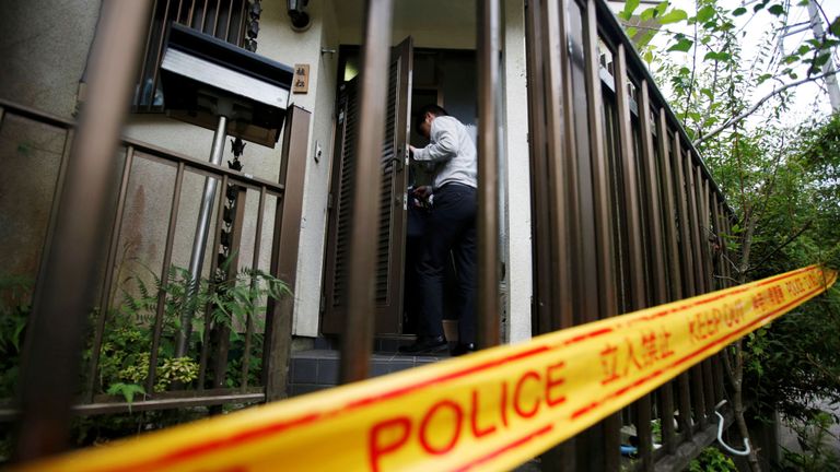 La police a fait une descente dans les maisons d'Uematsu le lendemain des coups de couteau