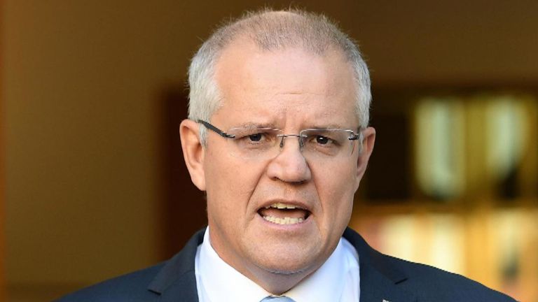 Scott Morrison dit qu'il regrette d'être en vacances à Hawaï alors que les énormes feux de brousse font rage en Australie