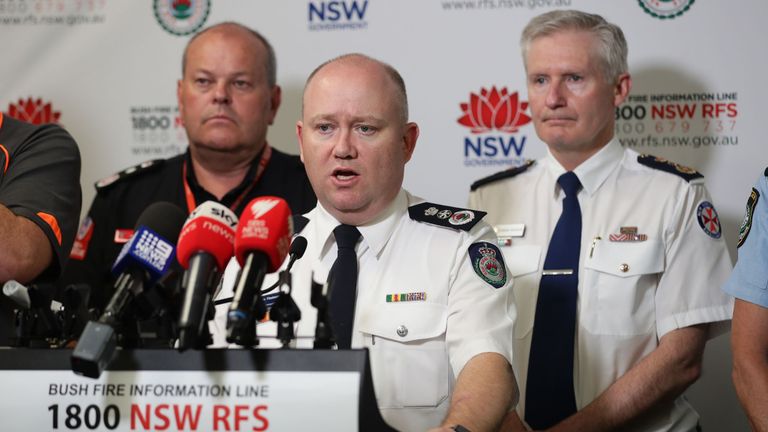 Shane Fitzsimmons (c) a refusé d'exclure l'annulation du célèbre feu d'artifice du pont du port de Sydney