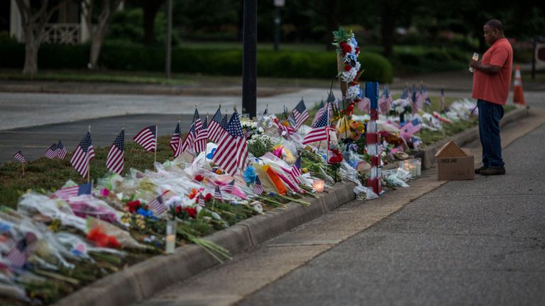 Un mémorial pour les personnes tuées dans la fusillade de Virginia Beach 