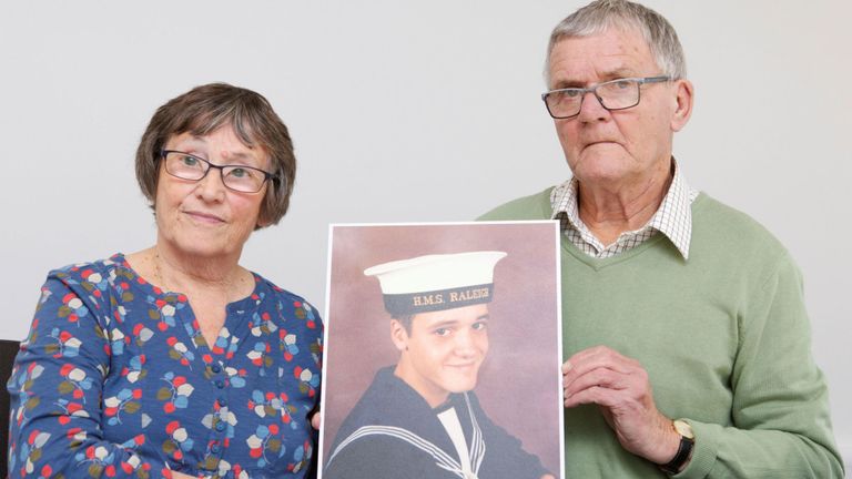 Margaret et David Parkes tenant une photo de leur fils Simon Parkes,