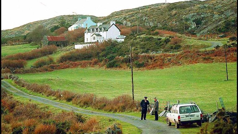 La police attend près du domicile irlandais de Sophie Toscan du Plantier en 1996