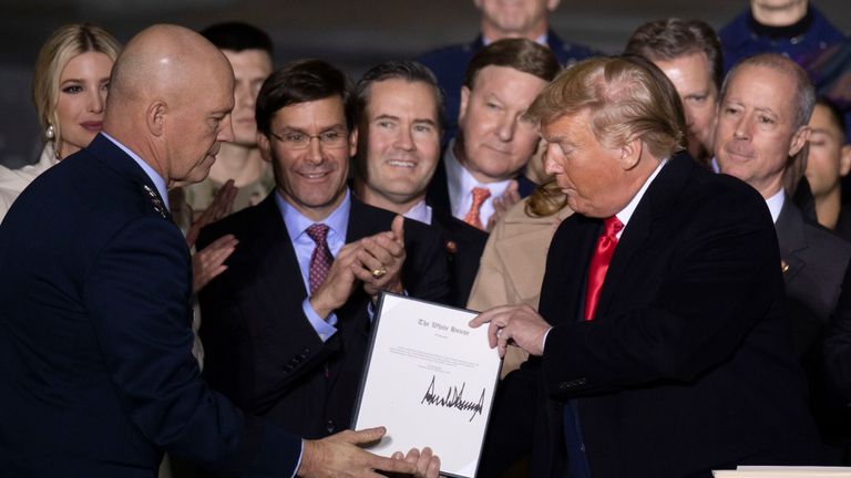 Donald Trump signe la loi sur l'autorisation de la défense nationale 