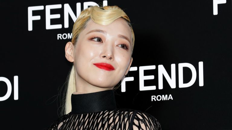 Une ancienne membre du groupe de filles sud-coréennes f (x) Sulli, participe au photocall de FENDI le 3 septembre 2019 à Séoul, en Corée du Sud.
