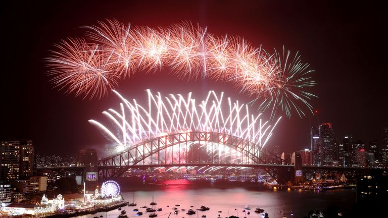 SYDNEY, AUSTRALIE - 01 janvier: des feux d'artifice illuminent le ciel au-dessus du port de Sydney pendant les feux d'artifice de minuit lors des célébrations du Nouvel An le 1er janvier 2020 à Sydney, en Australie. (Photo de Cameron Spencer / Getty Images)