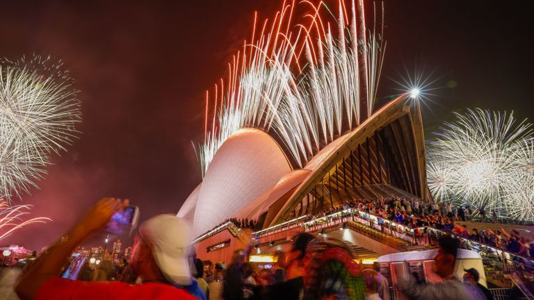 Des feux d'artifice explosent sur le pont du port de Sydney et l'opéra de Sydney