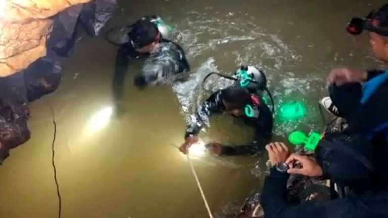Les plongeurs se frayent un chemin à travers l'eau dans les tunnels du complexe