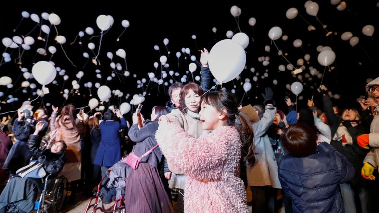 Les fêtards lancent des ballons lors d'un compte à rebours du Nouvel An à Tokyo

