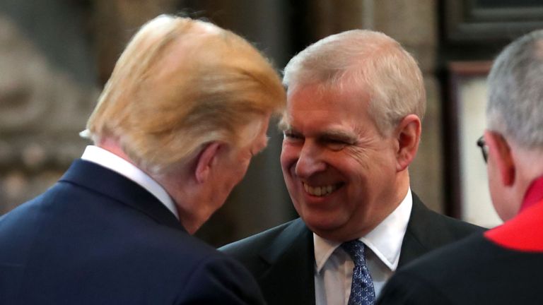 Londres, Angleterre - 03 juin: Prince Andrew, duc d'York sourit et serre la main avec le président américain Donald Trump lors de la visite à l'abbaye de Westminster le 03 juin 2019 à Londres, Angleterre. La visite d'Etat de trois jours du président Trump comprendra un déjeuner avec la reine et un banquet d'État au palais de Buckingham, ainsi que des réunions de travail avec le Premier ministre et le duc d'York, avant de se rendre à Portsmouth à l'occasion du 75e anniversaire de son anniversaire. des atterrissages du jour J. (Photo de Chris Jackson / Getty Images)