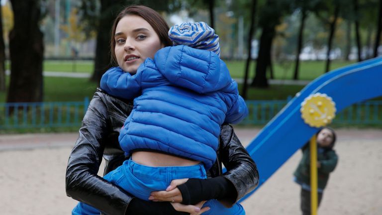 Veronika Didusenko, déchue de son titre de Miss Ukraine 2018 après que les organisateurs aient découvert que le modèle était divorcée et a un enfant, tient son fils de 4 ans avant une interview avec Reuters à Kiev, Ukraine, le 8 octobre 2018. Photo du 8 octobre , 2018. REUTERS / Valentyn Ogirenko