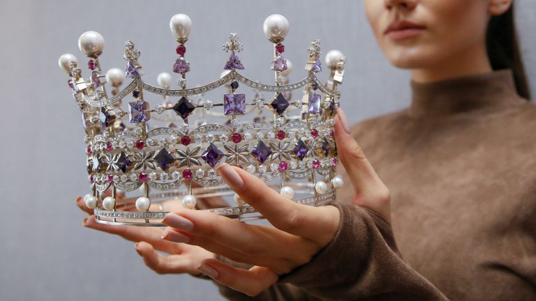 La couronne qui a été enlevée à Mme Didusenko