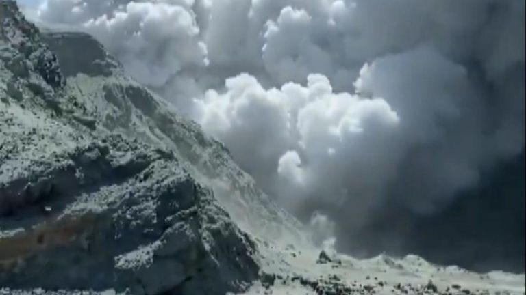 Après un volcan sur l'île blanche de Nouvelle-Zélande, il y a une victime confirmée avec d'autres touristes blessés et `` portés disparus ''