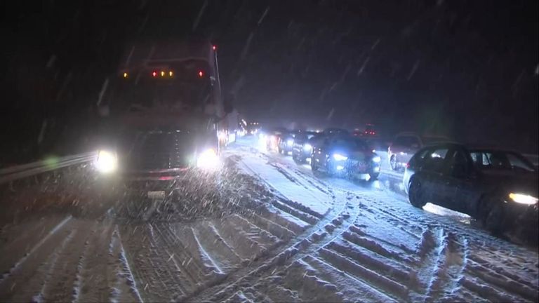Les États-Unis ont été perturbés par une tempête hivernale perturbant les plans de voyage des Américains qui tentent de rendre visite à leur famille et à leurs amis pendant les vacances de Thanksgiving.