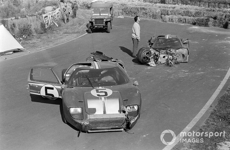 Les voitures endommagées de Frank Gardner, Roger McCluskey, Holman Moody Racing, Ford GT40 Mk2B, et Mario Andretti, Lucien Bianchi, Holman Moody Racing, Ford GT40 Mk4, avec Willys Jeep des pompiers