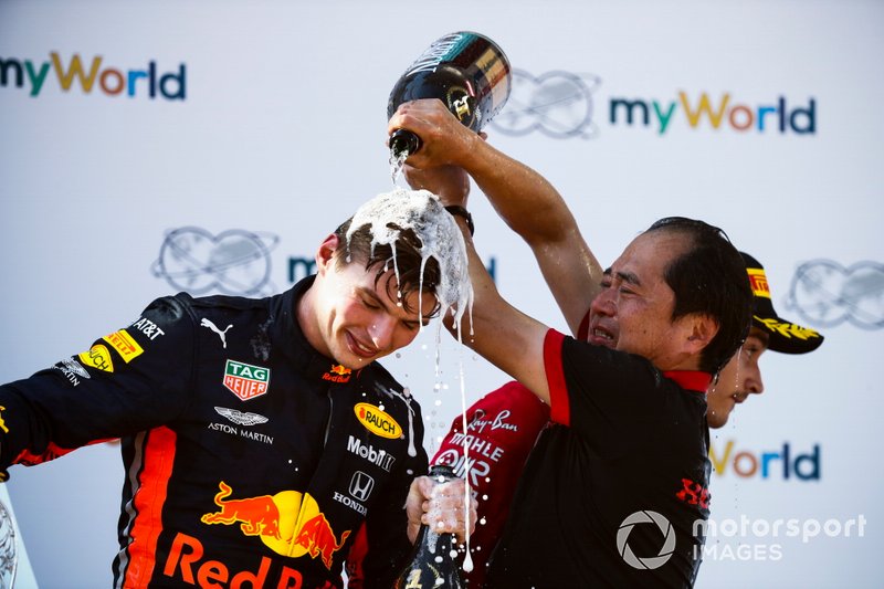 Toyoharu Tanabe, directeur technique F1, Honda, verse du champagne sur Max Verstappen, Red Bull Racing, 1ère position