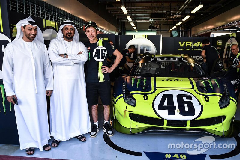 Valentino Rossi avec Al Tareq Al Ameri, PDG du circuit Yas Marina et Abdulrahman Al Shamsi, directeur de la chaîne dapprovisionnement