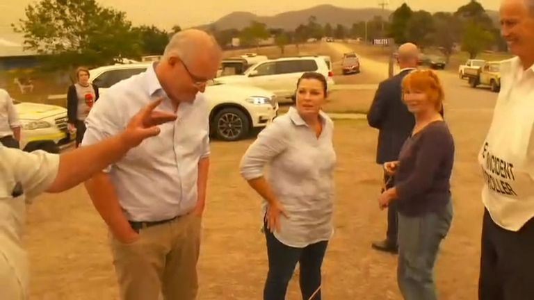 Scott Morrison, gauche, n'a pas répondu alors qu'il était crié à