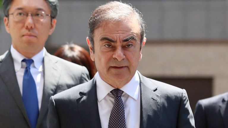 L'ancien président de Nissan Motor Co., Carlos Ghosn, arrive au tribunal de district de Tokyo
