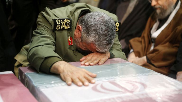 Le général de brigade Esmail Ghaani, le nouveau commandant de la force Quds du pays, réagit lors des funérailles des cercueils du major-général iranien Qassem Soleimani, chef de la force d'élite Quds, et du commandant de la milice irakienne Abu Mahdi al- Muhandis