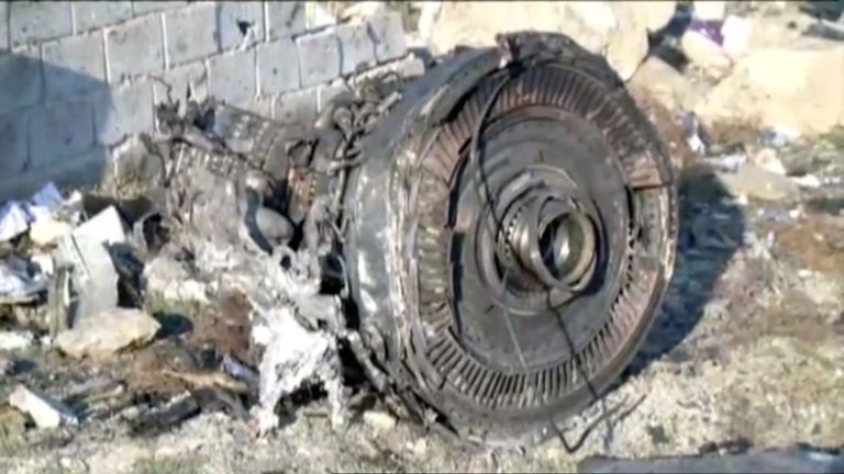 Moteur d'avion parmi les débris