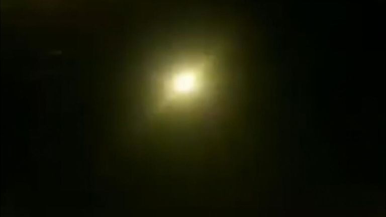Une nouvelle vidéo a émergé qui semble montrer le moment où un avion de ligne ukrainien a été abattu en Iran. Pic: @narimangharib