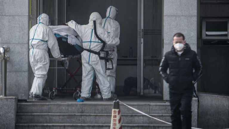 Le personnel médical transporte un patient atteint du nouveau coronavirus à l'hôpital Jinyintan de Wuhan 