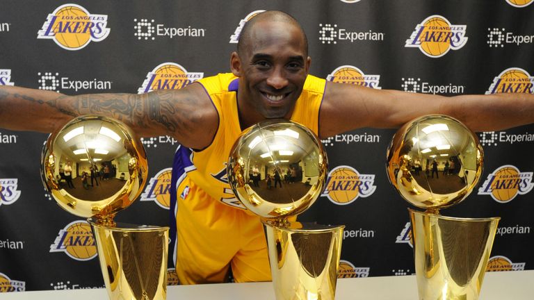 Kobe Bryant photographié avec ses cinq titres NBA