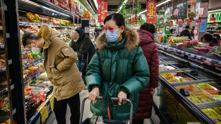 Les gens à travers la Chine sont en état d'alerte élevé alors que le virus continue de se propager