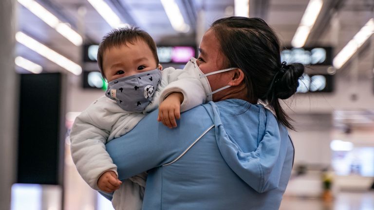 Les habitants de Hong Kong ont formé d'énormes files d'attente pour les masques de protection